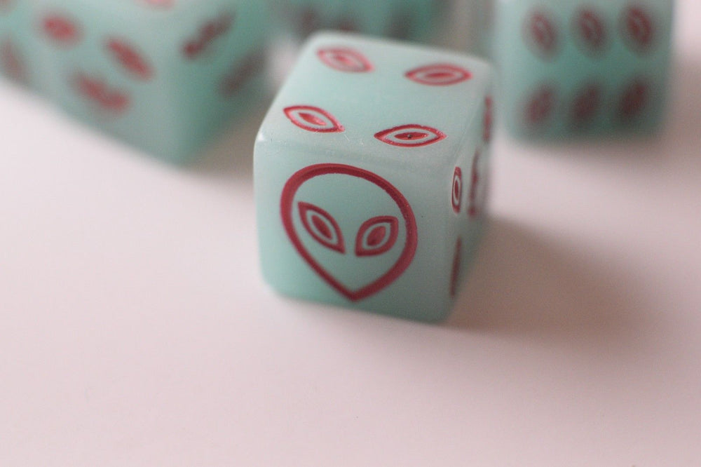 NEW Green Dice with Red Aliens GLOWS Dice Set 6 Sided Bunco RPG D6 16mm Roll (Online Only)